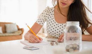 Joven mujer revisas sus finanzas