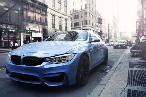 BMW estacionado color azul