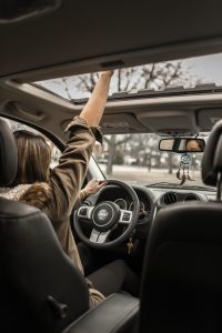 Mujer aprendiendo a conducir